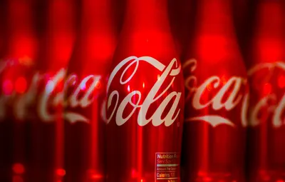 Обои фон, бутылки, Coca-Cola, Кока-кола, газированный напиток картинки на  рабочий стол, раздел настроения - скачать