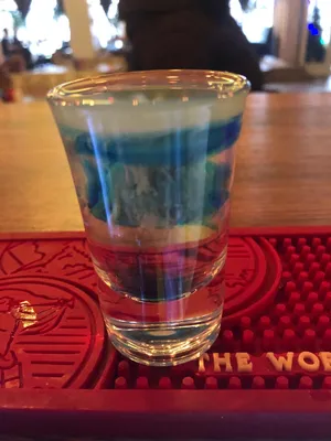 Медузы сняли коктейль с голубыми Curacao, Sambuca, водкой и молоком  Стоковое Изображение - изображение насчитывающей меню, барбекю: 132353509
