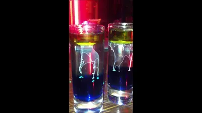 Медузы сняли коктейль с голубыми Curacao, Sambuca, водкой и молоком  Стоковое Изображение - изображение насчитывающей стекло, коктеил: 132353773