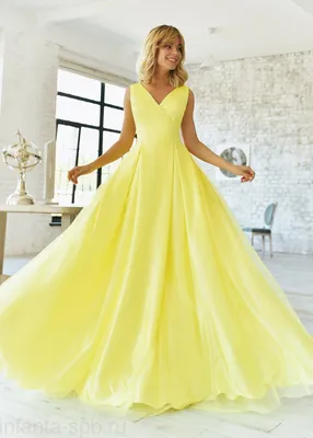 Желтое атласное платье в пол