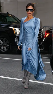 Виктория Бекхэм в потрясающем платье и блестящих сапогах в Нью-Йорке |  MARIECLAIRE
