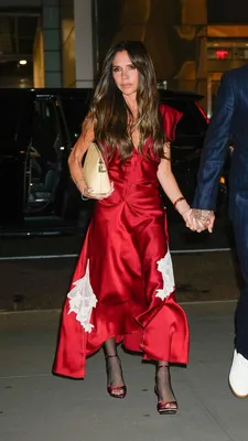 Дорогой цвет: Виктория Бекхэм в безупречном платье винного оттенка — она  выглядит роскошно | MARIECLAIRE