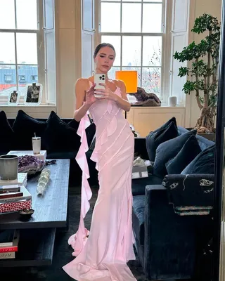 Виктория Бекхэм показала нежное платье из своей новой коллекции