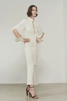 Платье, которое приносит удачу: Виктория Бекхэм показала образ из новой  коллекции своего бренда | World Fashion Channel