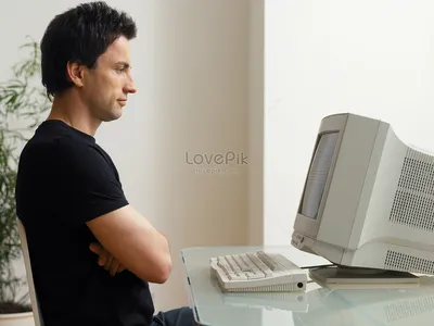 Человек смотрит на экран компьютера изображение_Фото номер 501473441_JPG  Формат изображения_ru.lovepik.com