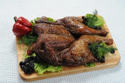 Копченая курица с овощами на тарелке на столе крупным планом :: Стоковая  фотография :: Pixel-Shot Studio