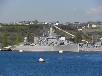Ракетный крейсер в порту севастополя - обои на рабочий стол