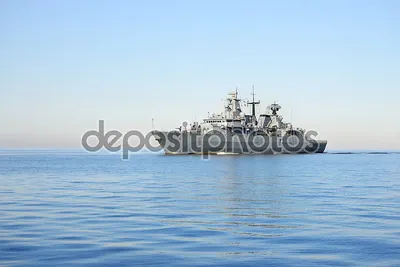 Фотообои «серый современный военный корабль, парусник в стоячей воде»