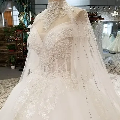 Váy cưới | Princess ball gowns, Pretty quinceanera dresses, Extravagant  wedding dresses
