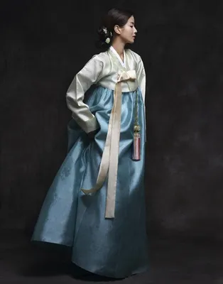 Женщина с традиционным Hanbok, что корейский национальный костюм Стоковое  Фото - изображение насчитывающей шикарно, история: 190049964