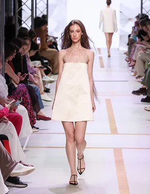 Маленькое белое платье 🍒 ⠀ Короткое, летнее платье из натуральной ткани  можно сочетать как с кроссовками, так и с классической… | Instagram