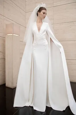 Свадебное платье с кружевом из глиттерной ткани со шлейфом и спущенным  длинным рукавом в Хабаровске