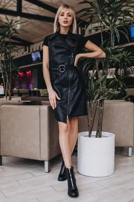 Тренд: повторяем образ Хейли Бибер с кожаным платьем | theGirl