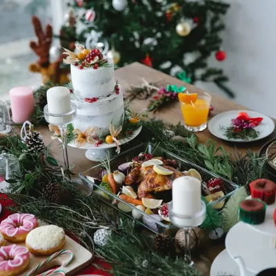 Как украсить новогодний стол 2023: блюда, украшения в год Кролика или Кота