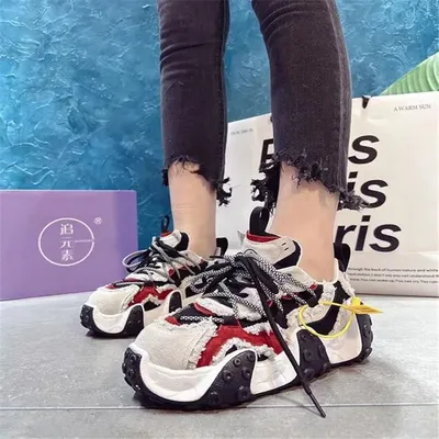 Девушки Выбирают Подростковую Обувь В Окружении Молодежной Обуви В Модном  Магазине Одежды — стоковые фотографии и другие картинки Магазин - iStock