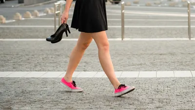 Ноги красивой молодой женщины в стильной обуви в городе на осенний день ::  Стоковая фотография :: Pixel-Shot Studio