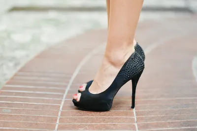 спорт кроссовки и классические туфли на каблуках черные на ногах девушки  выбор обуви Стоковое Фото - изображение насчитывающей запутанность, удобно:  216178772