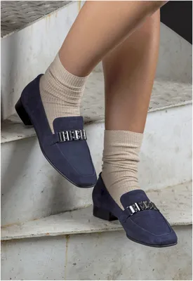 Ноги красивой женщины в стильной обуви на цветном фоне :: Стоковая  фотография :: Pixel-Shot Studio