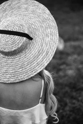 красивая девушка в шляпе. черно-белый портрет Стоковое Фото - изображение  насчитывающей состав, волосато: 217051562