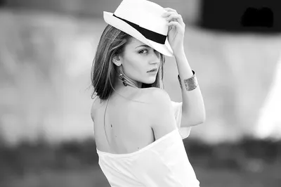 Картинка Эмма Уотсон красивый Шляпа девушка черно белые 2480x1559