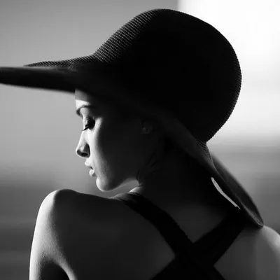 Красивая женщина в стильной шляпе, …» — создано в Шедевруме