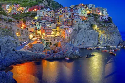 Маленький, красивый, ночной городок в италии на скалах - обои на телефон