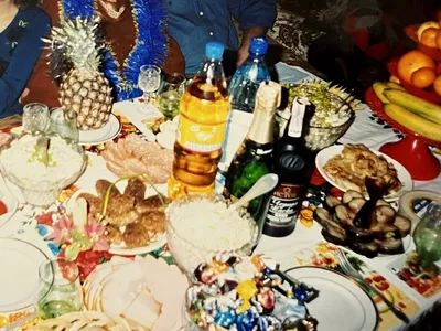 Новогодний стол 20 лет назад: Вспоминаю, какие блюда были у нас в семье на  праздник в конце 90х - начале 2000х (фото из семейного архива) | Зоркий |  Дзен