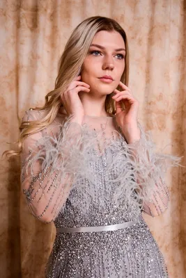 Вечернее платье в пол украшенное пайетками и перьями артикул 270051 цвет  серебро👗 напрокат 4 900 ₽ ⭐ купить 26 000 ₽ в Новосибирске