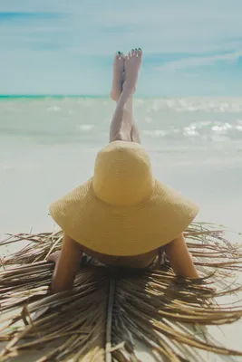 Красивая девушка в шляпе на пляжном отдыхе круиз, море вектор Векторный  объект Stock | Adobe Stock