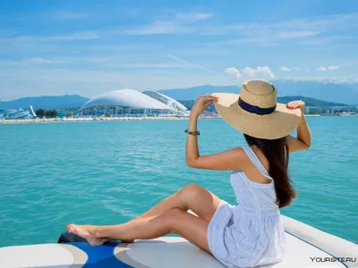 Красивая девушка в шляпе наслаждаясь солнцем на пляже. Стоковое Фото -  изображение насчитывающей океан, потеха: 38096046