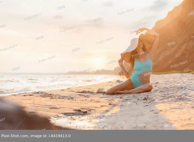 Красивая девушка в шляпе на фоне моря стоковое фото ©NataliiaMelnyc 76215031