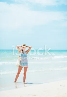 Фото в отпуске в шляпе девушка без лица спиной сверху в бассейне на море в  отпуске блондинка брюнетка идеи для фот… | Блондинка брюнетка, Фотосессия,  Стильные кадры