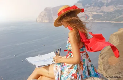 Красивая молодая женщина в стильной шляпе на берегу моря :: Стоковая  фотография :: Pixel-Shot Studio