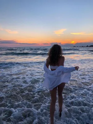 женщина стоит на пляже в шляпе, вид сзади на женщину, смотрящую в небо на  пляже, Hd фотография фото фон картинки и Фото для бесплатной загрузки