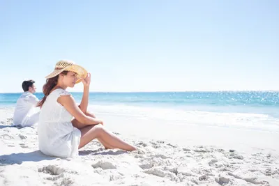 Счастливая женщина в шляпе на пляже | Премиум Фото