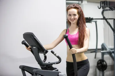 Тренировка ног в тренажерном зале для женщин, комплекс упражнений на ноги |  Блог Spirit. Fitness