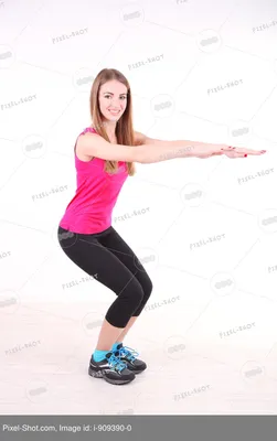 Молодая красивая девушка фитнес упражнения с оранжевым мячом в тренажерном  зале стоковое фото ©belchonock 43071883