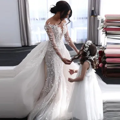 Andrea-красивое свадебное платье из гипюра с глиттером, со спущенными  рукавами — BRIDE-SALON