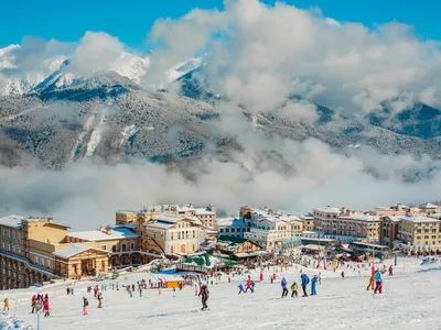 Чем заняться на Красной Поляне: горнолыжный курорт, трассы и спуски, цены и  ски-пассы — Яндекс Путешествия