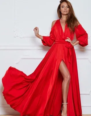 Длинное вечернее платье красного цвета с элегантной розой на плече