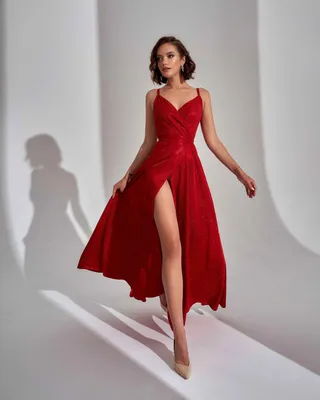 Красное длинное платье с открытыми плечами и глубоким разрезом арт.133836 -  купить в Екатеринбурге