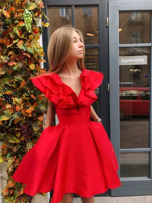 Красное коктейльное платье фотографии