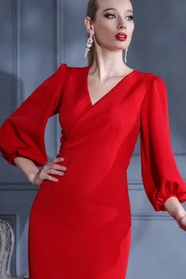 Модное красное платье ниже колена с объемным рукавом и пикантным вырезом в  Хабаровске