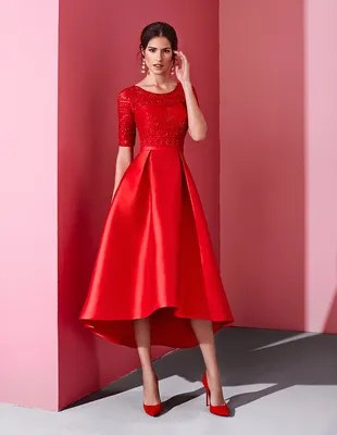 Красное атласное коктейльное платье с высоким вырезом на ноге артикул  200245 цвет бургундия👗 напрокат 2 400 ₽ ⭐ купить 12 000 ₽ в Волгограде