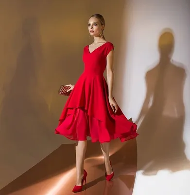 Красное коктейльное платье длины миди Двухслойная юбка. Верхний слой  укорочен, нижний слой из летящего шифона В наличи… | Red formal dress,  Dress, High low dress