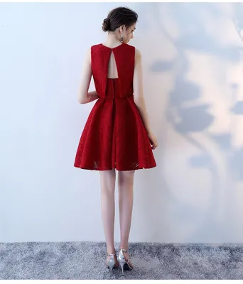 Модный лук: красное кружевное платье с пышной юбкой, белые кожаные  босоножки на каблуке, белый клатч | Лукастик