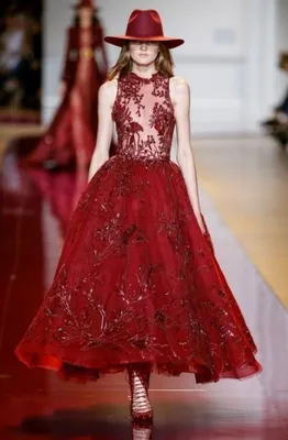 Красное кружевное платье Гуччи с …» — создано в Шедевруме