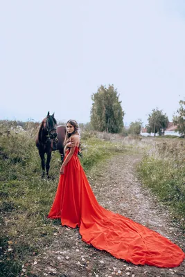 Красное платье со шлейфом