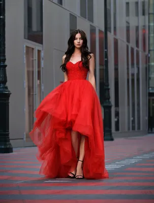 Платье-бандо красного цвета с длинным шлейфом по кругу и разрезом спереди  RED CARPET — Дресс мания — аренда платьев