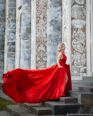 Красное короткое платье в пол с кружевом и длинным шлейфом. 257